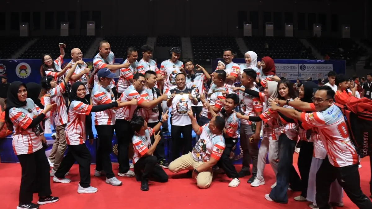 Krisantus Kurniawan berfoto bersama saat penutupan Kejuaraan Karate Pelajar INKANAS Dikbud Kalbar Open Tournament 2026. (ADPIM PEMPROV KALBAR)
