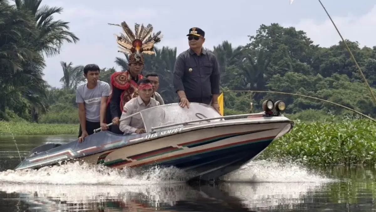 KUNKER : Bupati Ketapang, Alexander Wilyo, menaiki kapal cepat saat melakukan kunjungan ke sejumlah daerah terpencil di Ketapang.(IST)