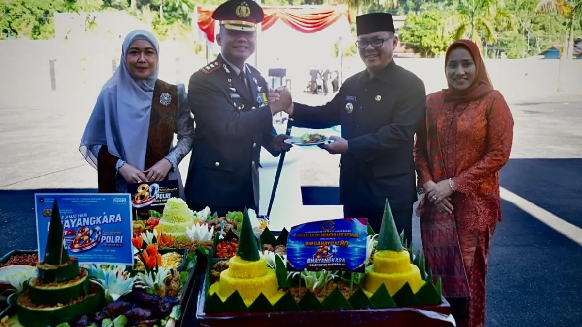 MAPOLRES : Bupati Kayong Utara Romi Romi Wijaya seusai mengikuti Upacara Peringatan Hari Bhayangkara ke-80 di halaman Markas Kepolisian Resor (Mapolres) Kayong Utara, Sukadana, Rabu (1/7). (Romi wijaya)