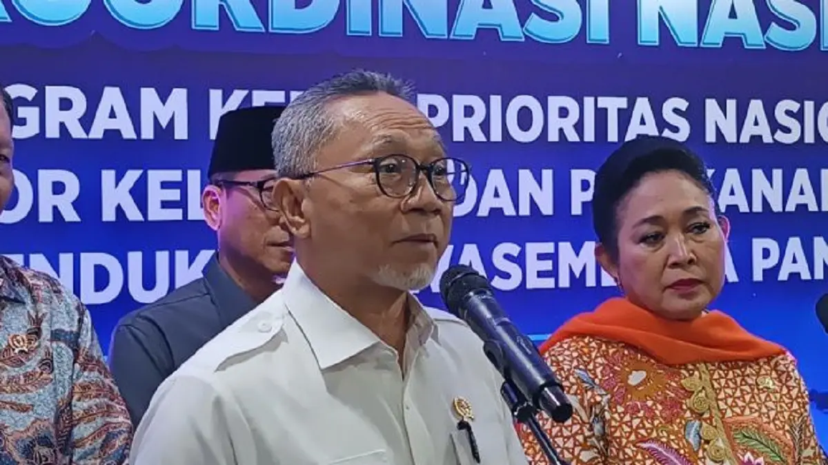 Menteri Koordinator (Menko) Bidang Pangan Zulkifli Hasan (Zulhas) memberi keterangan kepada media, di Jakarta, Kamis (2/7). (ANTARA/Khaerul Izan)