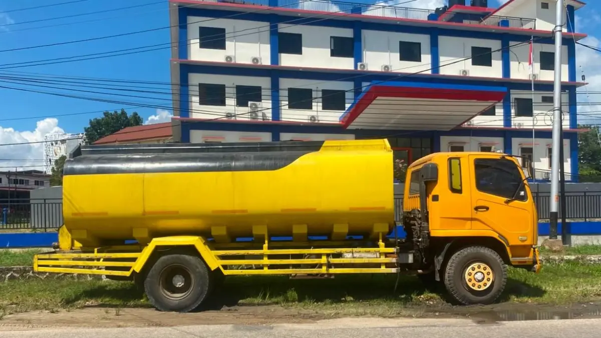 TRUK TERLIBAT: Truk tangki Mitsubishi Fuso berwarna kuning yang terlibat dalam kecelakaan lalu lintas di Jalan Merdeka Timur, Desa Sungai Ringin, Kecamatan Sekadau Hilir, Kamis (2/7). Insiden yang melibatkan truk tersebut dengan sepeda motor Yamaha Mio mengakibatkan anggota DPRD Kabupaten Sekadau, H. Abang Nasir (61), meninggal dunia di lokasi kejadian. / IST