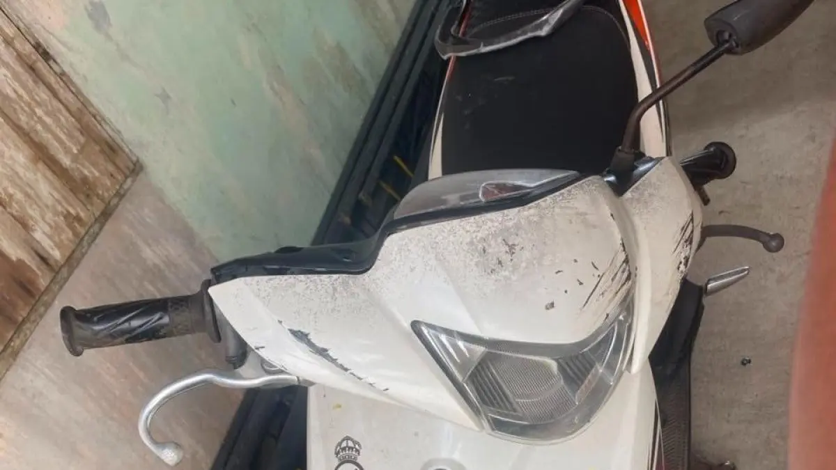 BARANG BUKTI: Sepeda motor Yamaha Mio berwarna putih milik anggota DPRD Kabupaten Sekadau, H. Abang Nasir (61), yang terlibat dalam kecelakaan lalu lintas di Jalan Merdeka Timur, Desa Sungai Ringin, Kecamatan Sekadau Hilir, Kamis (2/7). Kecelakaan dengan truk tangki Mitsubishi Fuso tersebut mengakibatkan korban meninggal dunia di lokasi kejadian. / IST