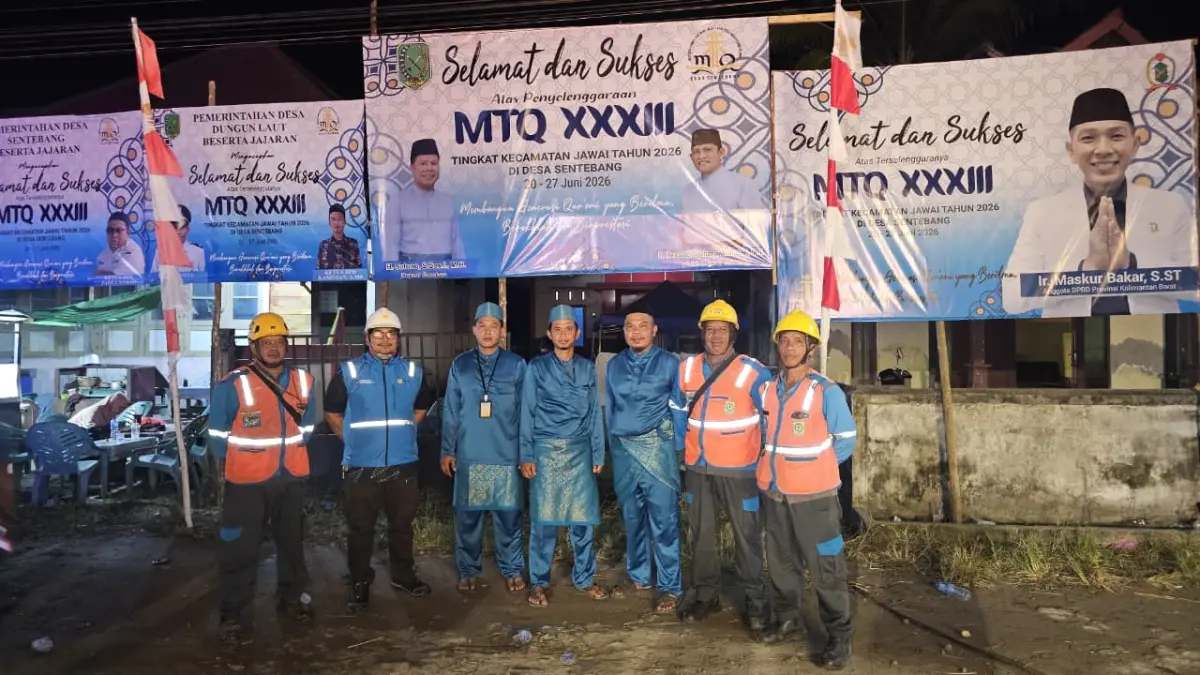 Panitia MTQ XXXIII Tingkat Kecamatan Jawai, Kabupaten Sambas, Agus Subhari Mustofa (ketiga dari kiri), menyampaikan apresiasi kepada tim PLN yang bersiaga penuh selama delapan hari pelaksanaan MTQ.