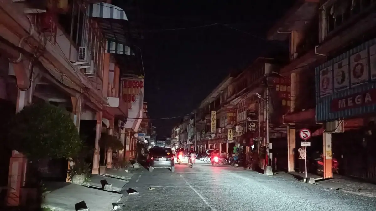 Penampakan mati lampu di Jalan Sejahtera Singkawang malam ini, Kamis (2/7). (HARI KURNIATHAMA/PONTIANAK POST)