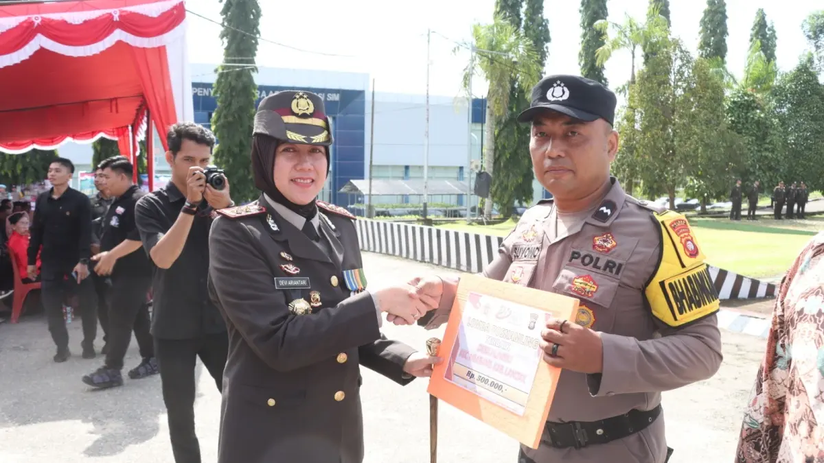 Personel Polsek Ngabang mendapat penghargaan dari Kapolres Landak pada momen HUT ke-80 Bhayangkara Rabu (1/7). (ISTIMEWA)