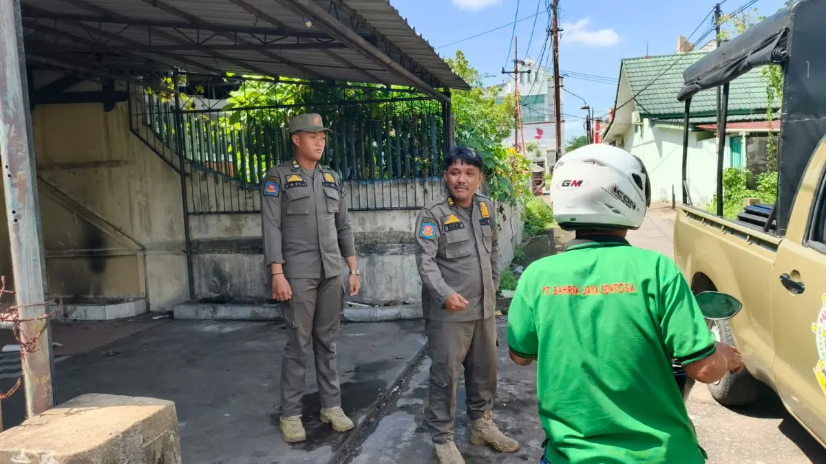 Petugas Satpol PP Kota Pontianak melakukan pengecekan di rumah kosong di Gang Sa’aman, Jalan Teuku Umar, Pontianak. (ISTIMEWA)