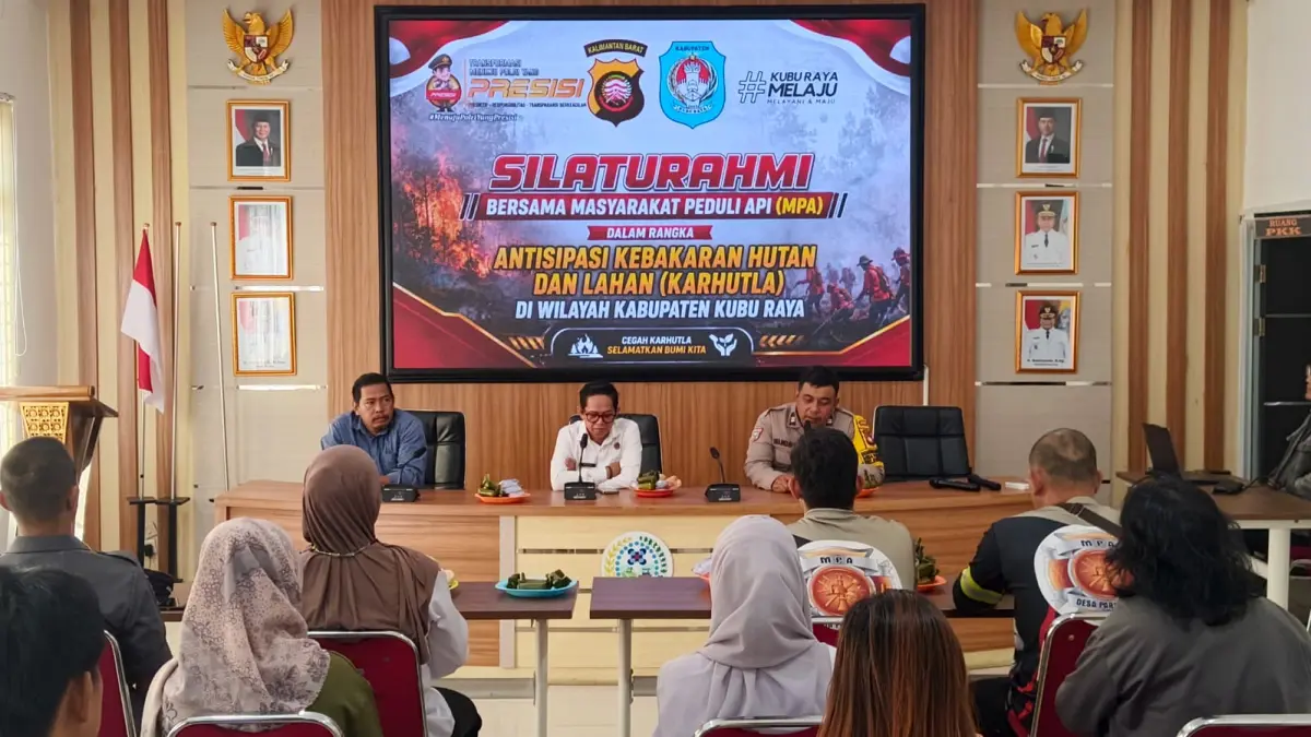 Polsek Sungai Raya menggelar forum silaturahmi dan konsolidasi bersama MPA dan perangkat desa di Aula Kantor Desa Parit Baru, Kecamatan Sungai Raya, Selasa (30/6). (ISTIMEWA)