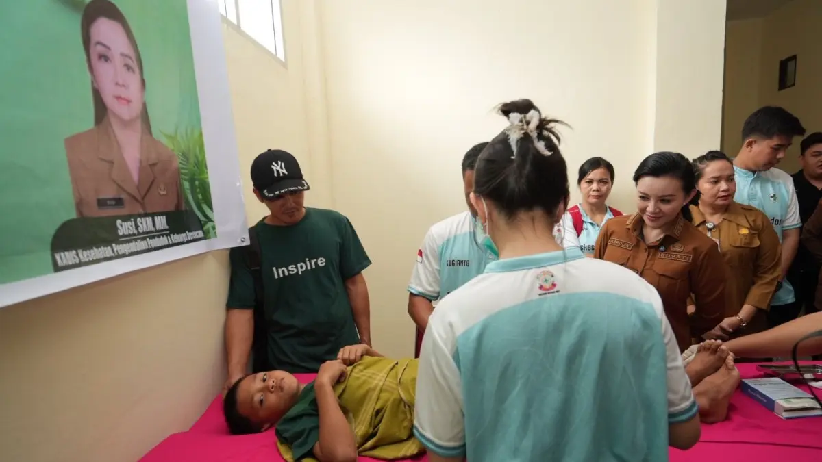 Puluhan anak mengikuti sunatan massal di aula Puskesmas Mandor Kabupaten Landak, Selasa (30/6). (HUMAS PEMKAB LANDAK)