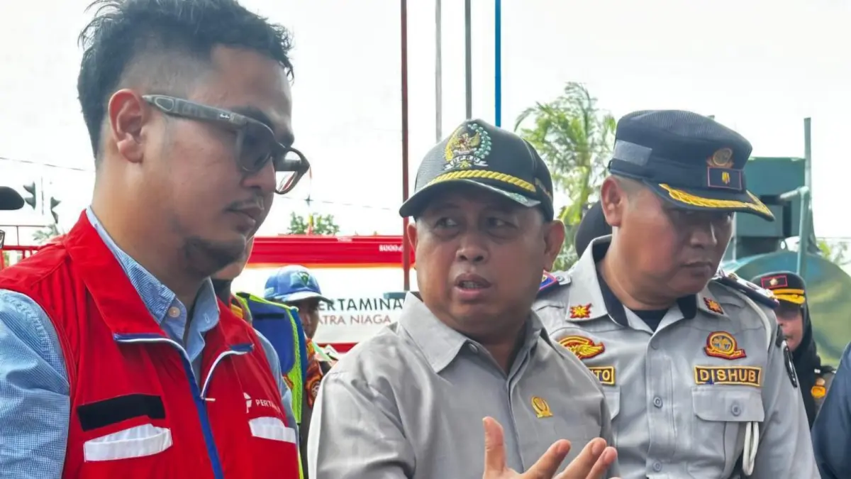 Riduan M Yusuf bersama satgas BBM subsidi berinteraksi dengan pihak SPBU saat kegiatan sidak.
