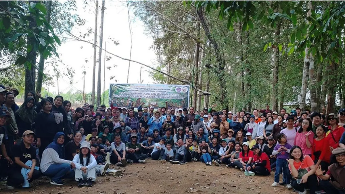 Sebanyak 230 peserta dari Paroki Santa Sesilia Pontianak, STAKAT Negeri Pontianak, STIKES Panca Bhakti, dan Politeknik Tonggak Equator berfoto bersama sebelum aksi penanaman pohon di Rumah Pelangi, Kabupaten Kubu Raya, Sabtu (27/6). (ISTIMEWA)