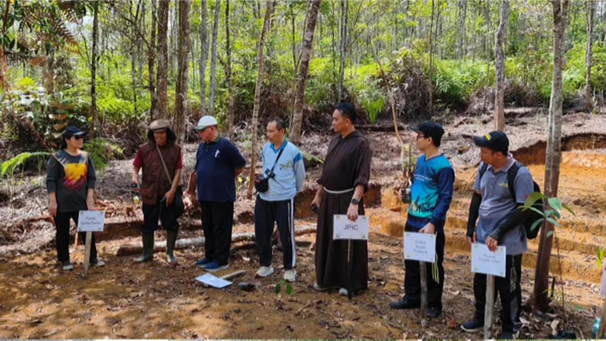 Sebanyak 230 peserta dari Paroki Santa Sesilia Pontianak, STAKAT Negeri Pontianak, STIKES Panca Bhakti, dan Politeknik Tonggak Equator berfoto bersama sebelum aksi penanaman pohon di Rumah Pelangi, Kabupaten Kubu Raya, Sabtu (27/6). (ISTIMEWA)