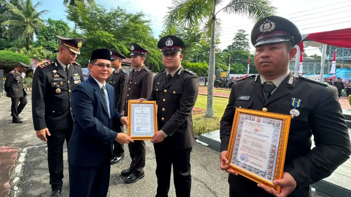 Sekda Abdul Malik saat menyerahkan piagam penghargaan dalam momentum Hari Bhangkara ke-80 di Mapolres Mempawah.