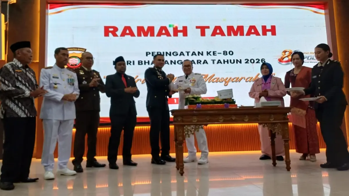 Bupati Kubu Raya, Sujiwo didampingi Kapolres Kubu Raya, AKBP Kadek Ary Mahardika menyerahkan penghargaan kepada personel Polres Kubu Raya yang berprestasi. (ASHRI ISNAINI/PONTIANAK POST).
