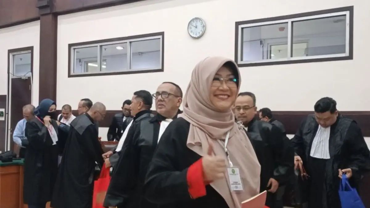 Terdakwa kasus dugaan fitnah dan pencemaran nama baik terkait keaslian ijazah Presiden ke-7 RI Joko Widodo (Jokowi), Tifauzia Tyassuma (Dokter Tifa) usai sidang perdana di Pengadilan Negeri Jakarta Timur, Kamis (2/7). (ANTARA/Siti Nurhaliza)