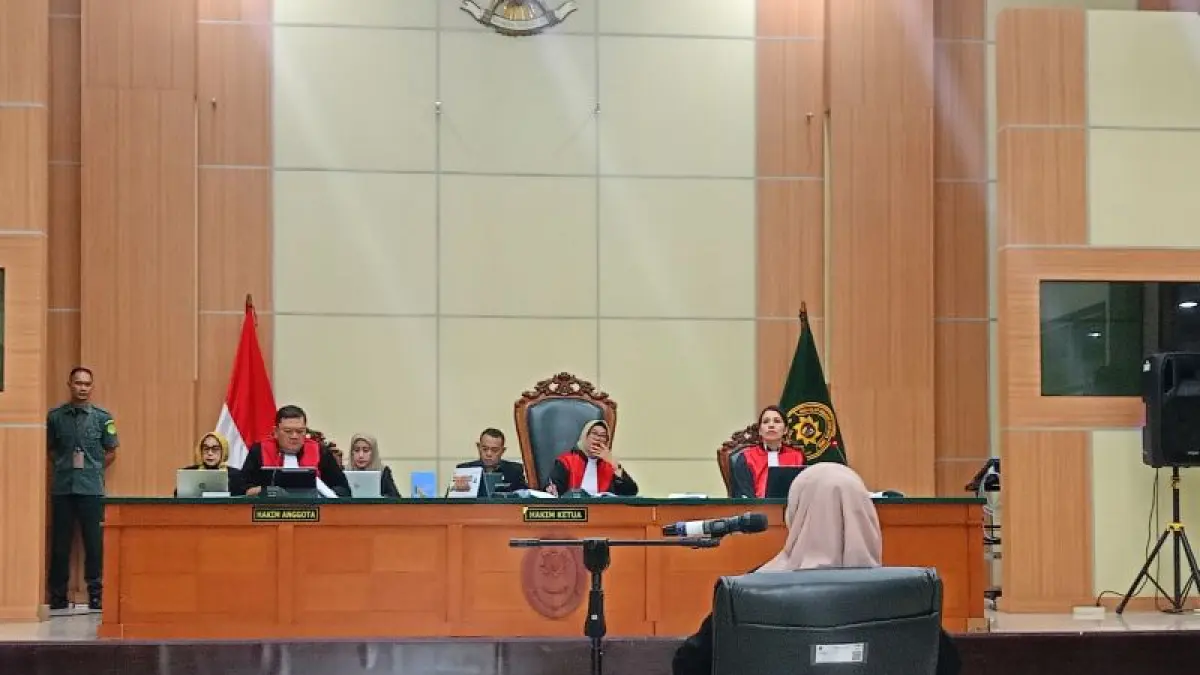 Tersangka kasus dugaan fitnah dan pencemaran nama baik terkait keaslian ijazah Presiden ke-7 RI Joko Widodo (Jokowi), Tifauzia Tyassuma (Dokter Tifa) dalam sidang perdana di Pengadilan Negeri Jakarta Timur, Kamis (2/7). (ANTARA/Siti Nurhaliza)
