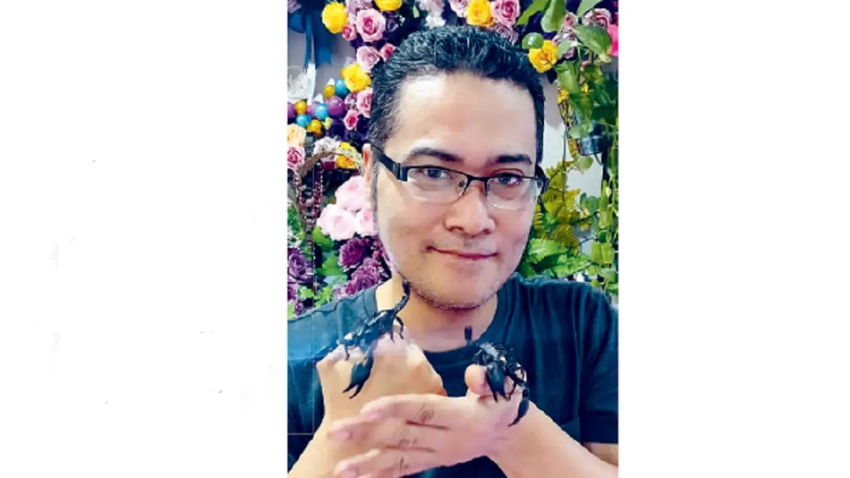 Tony Wicaksono lebih dari satu dekade me melihara kalajengking. Salah satu alasannya karena jarang dipelihara masyarakat umum. (DOK JAWAPOS)