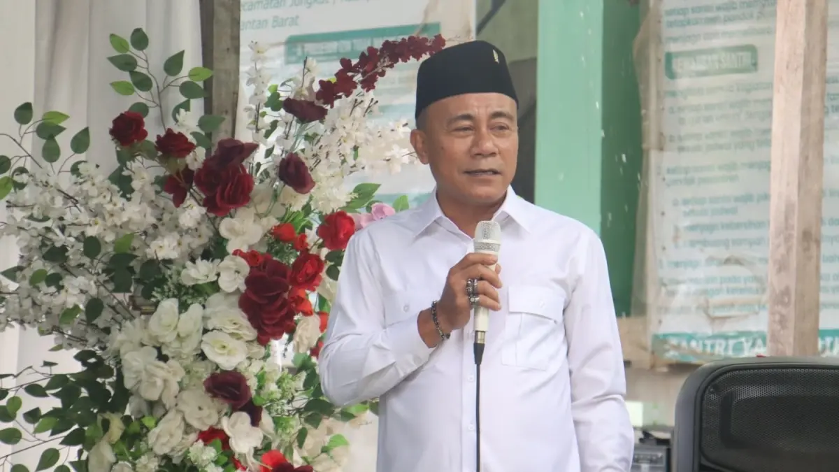 Wakil Gubernur Kalimantan Barat Krisantus Kurniawan saat menghadiri pelepasan santri SMP Islam Khairul Munaajah Al Khoziny. (ADPIM PEMPROV KALBAR)