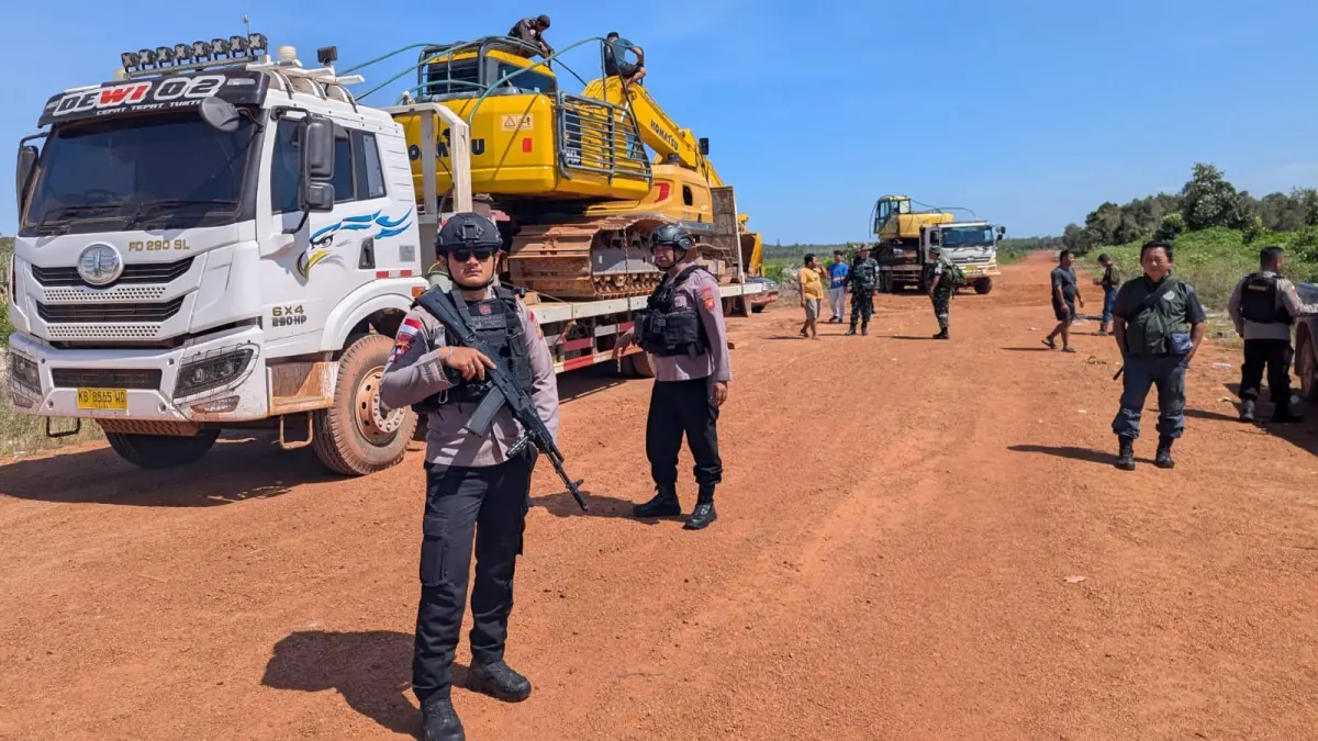Barang bukti berupa alat berat dan kendaraan diangkut petugas gabungan usai Operasi Penertiban Kawasan Hutan di Kecamatan Kendawangan, Kabupaten Ketapang, Kalimantan Barat. Penindakan ini menjadi bagian dari upaya penegakan hukum dan perlindungan kawasan hutan dari aktivitas yang diduga merusak lingkungan.