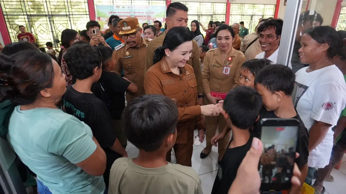 Bupati Landak Karolin Margret Natasa menyampaikan sejumlah pesan kesehatan safari pelayanan kesehatan di Kecamatan Sengah Temila, Selasa (30/6). (HUMAS PEMKAB LANDAK)