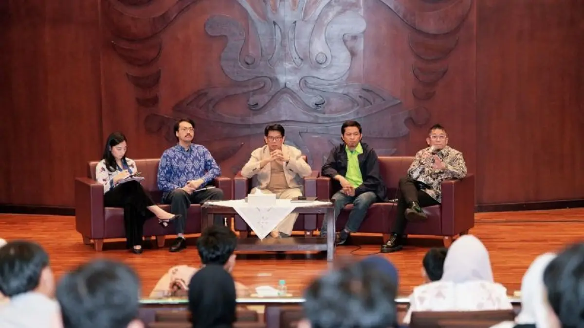 Direktur Biomassa PT PLN EPI Hokkop Situngkir (kanan) menjadi pembicara dalam seminar di Balai Sidang Universitas Indonesia, Depok, Jawa Barat, Jumat (3/7). (Antara/PT PLN EPI)