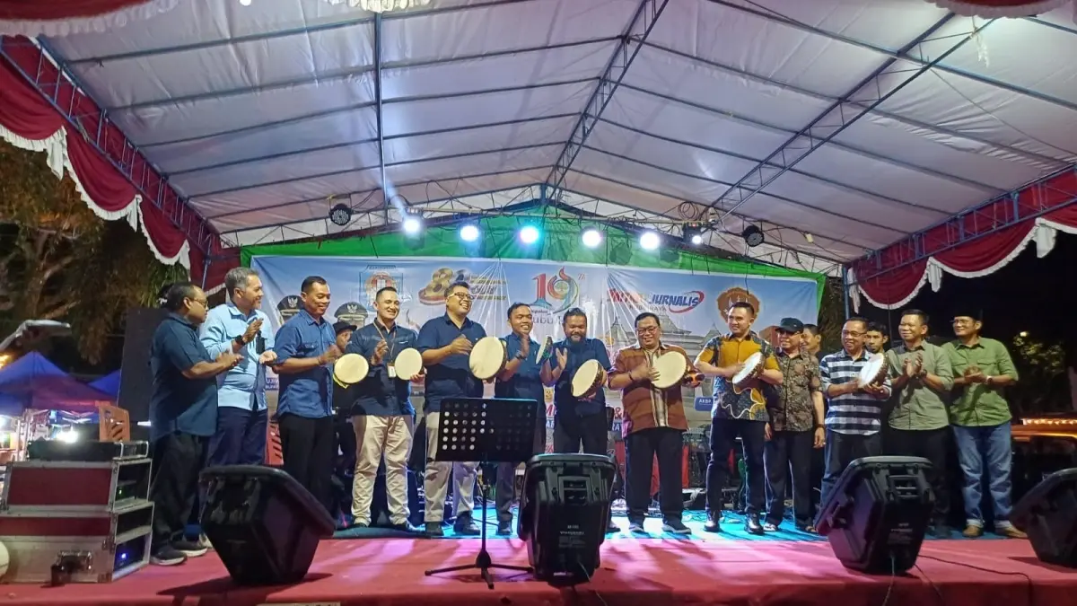 Wabup Kubu Raya, Sukiryanto bersama Kapolres Kubu Raya, AKBP Kadek Ary Mahardika meluncurkan Lomba Video dan Foto bertema Kamek Cinte Kubu Raya yang digagas Mitra Jurnalis Kubu Raya yang dirangkaikan dengan Pentas Seni HUT ke-80 Bhayangkara di Taman Dirgantara Lanud Supadio, Rabu (1/7) malam. (Sukiryanto)