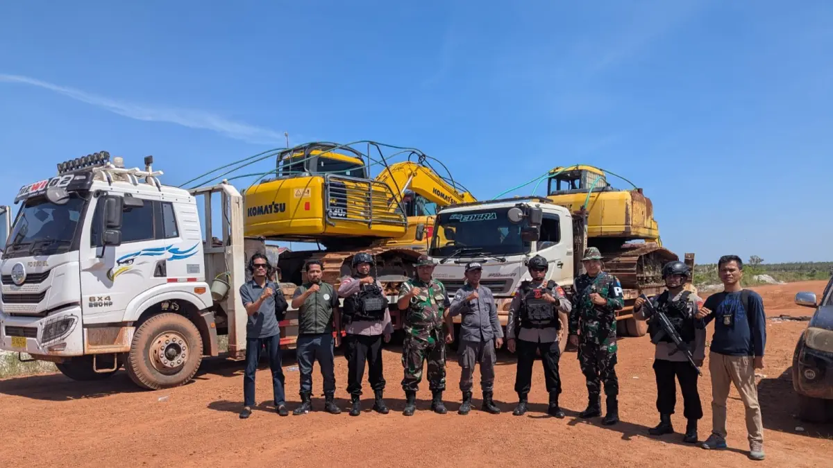 Personel Satbrimob Polda Kalbar, TNI, dan tim Kementerian Kehutanan berfoto bersama usai melaksanakan Operasi Penertiban Kawasan Hutan di Kecamatan Kendawangan, Kabupaten Ketapang, Kalimantan Barat. Sinergi lintas instansi tersebut menjadi bagian dari upaya penegakan hukum dan perlindungan kawasan hutan dari aktivitas yang diduga melanggar ketentuan.