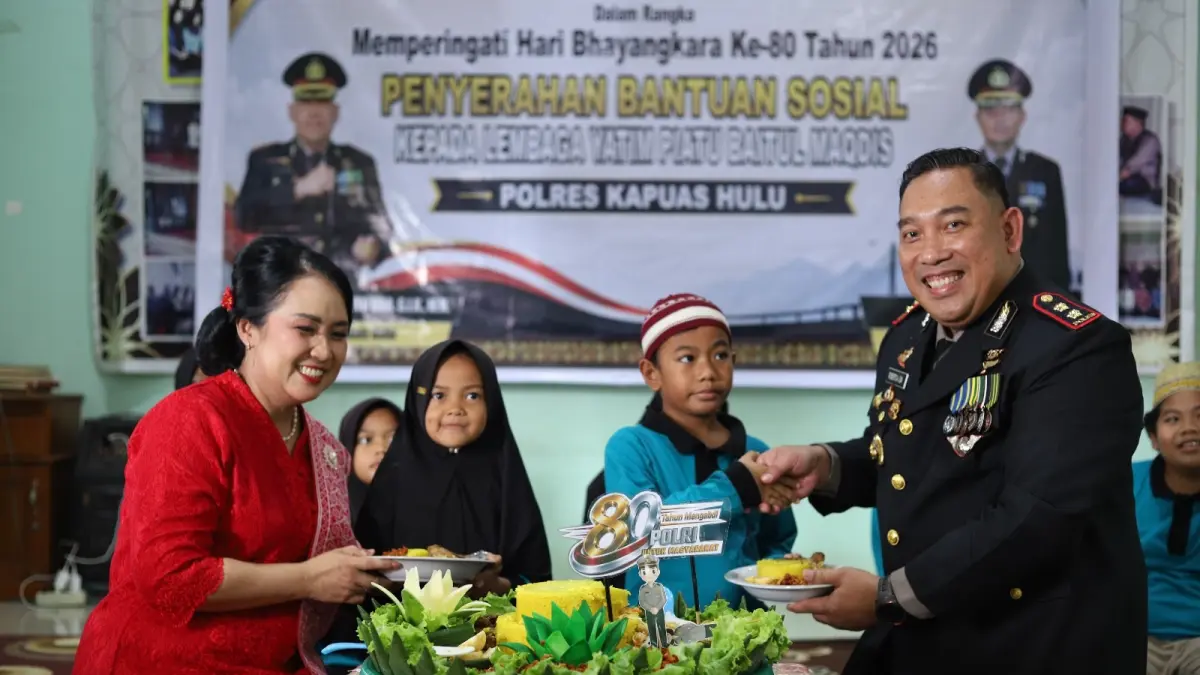 Kapolres Kapuas Hulu, AKBP Roberto Aprianto Uda didampingi Ketua Bhayangkari Cabang Kapuas Hulu, Ny. Elsi Roberto Uda saat merayakan hari Bhayangkara ke 80 di bersama anak yatim. (IST)