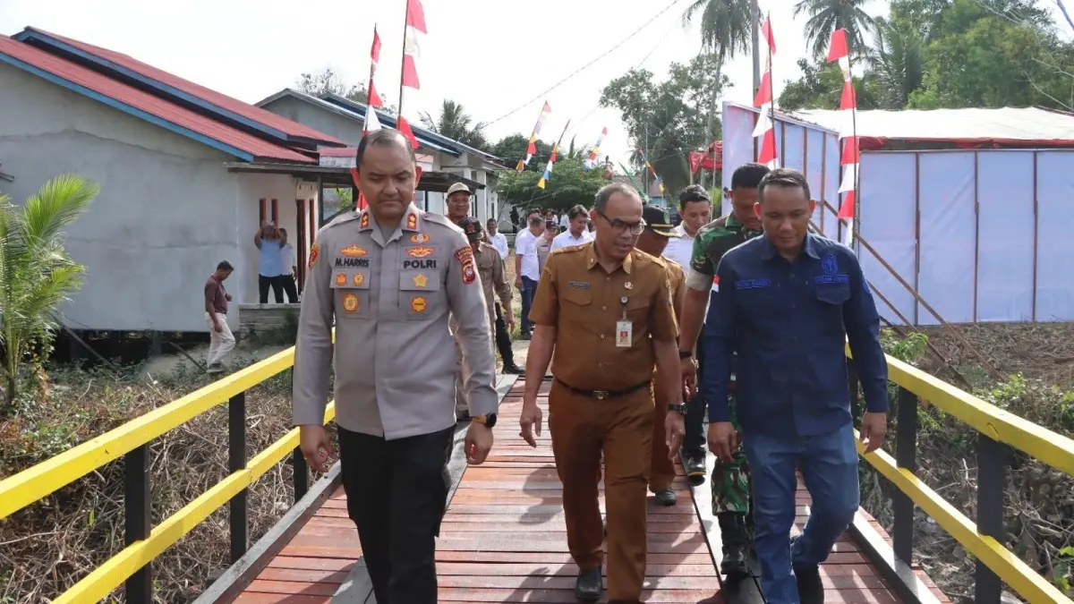 Kapolres Ketapang, AKBP M. Harris mengecek jembatan di SMPN 02 Muara Pawan yang baru diresmikan, Selasa (30/6).(IST)