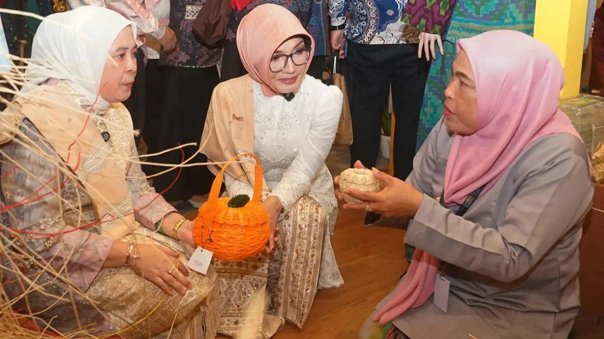 Ketua Dekranasda Kota Pontianak Yanieta Arbiastutie mengunjungi stan Kota Pontianak pada Indonesia City Expo 2026 di Medan. (ISTIMEWA)