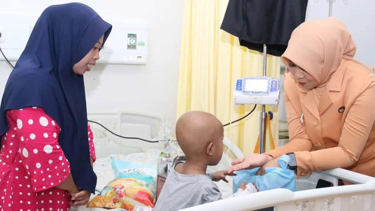 Ketua DWP Kalbar, Windy Prihastari berbincang, dan menyerahkan bingkisan kepada anak pejuang kanker saat mengunjungi ruang perawatan kanker anak di RSUD Soedarso. (ISTIMEWA)