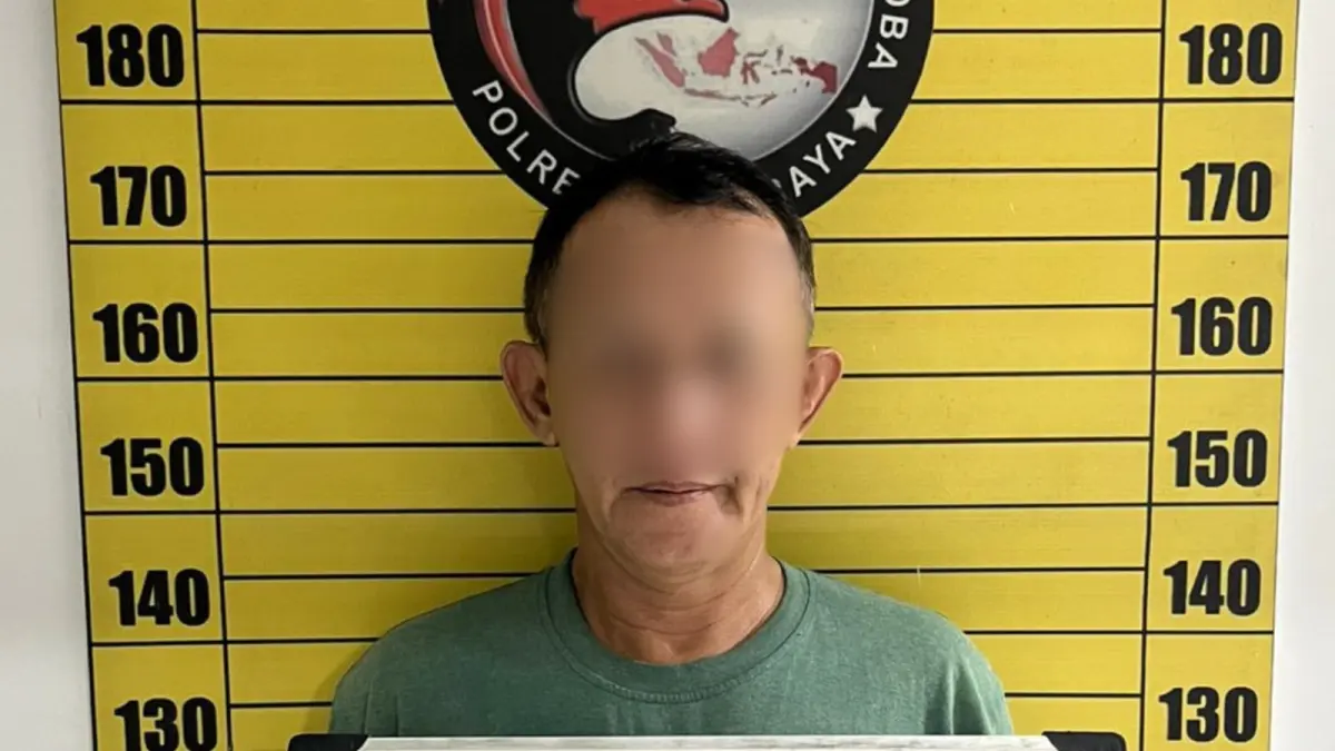 LJ alias Koko (54), pedagang sayur antarkecamatan, ditangkap Satresnarkoba Polres Kubu Raya setelah diduga memasok sabu seberat 14,9 gram yang disembunyikan dalam kemasan permen lolipop.