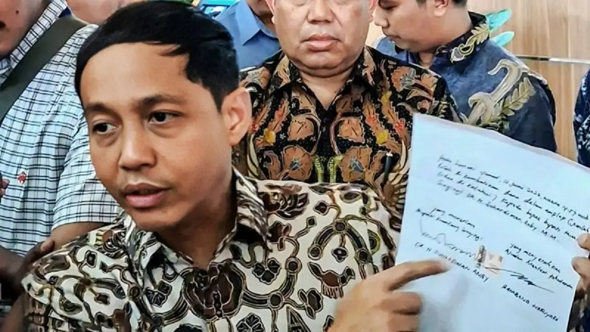 Menhut Raja Juli Antoni menunjukkan tanda terima dan notulensi pengembalian amplop putih Bupati Kuansing Suhardiman Amby, Jumat (3/7/2026). (Antara)