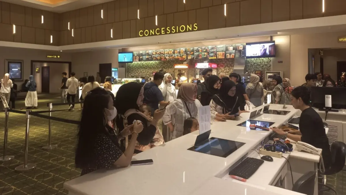 Para pengunjung Gaia Bumi Raya City XXI tampak mengantri membeli tiket menonton film. Bioskop yang baru mulai beroperasi pada Rabu (1/7) itu mendapatkan sambutan dari masyarakat.&nbsp;