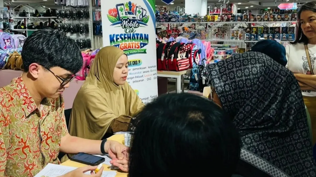  Petugas kesehatan memberikan layanan Mobile CKG kepada warga dalam program pemeriksaan kesehatan gratis di Kota Pontianak. (ISTIMEWA)