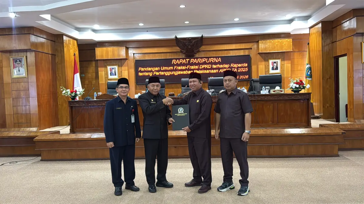 Pimpinan sidang paripurna menyerahkan hasil pandangan umum fraksi kepada Wakil Bupati Mempawah, Juli Suryadi Burdadi.