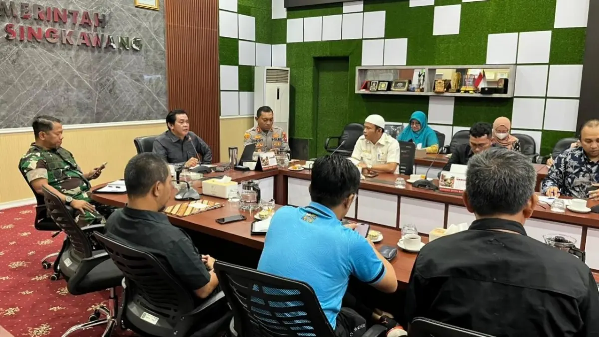 Rakor Pemkot Singkawang dan PT PLN UP3 Singkawang bersama sejumlah forkopimda di ruang rapat wali kota Singkawang pada Jumat (3/7). (ISTIMEWA)