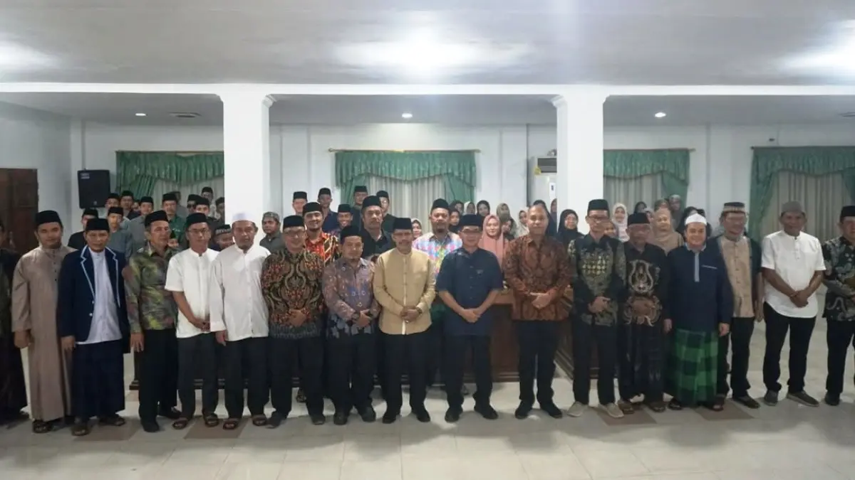 Sekda Abdul Malik foto bersama pengurus LPTQ dan peserta TC MTQ