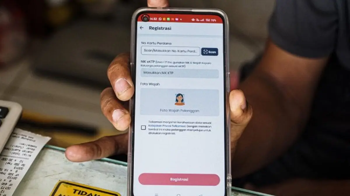 Tampilan aplikasi registrasi kartu SIM baru dengan fitur verifikasi berbasis data biometrik wajah pada telepon seluler. (Antara)