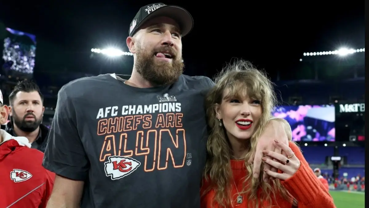 Taylor Swift dan Travis Kelce. (Just Jared)