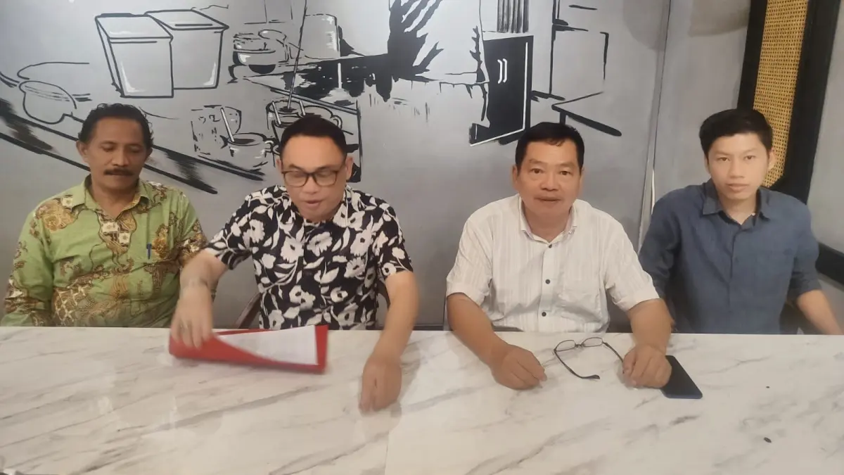 Tim Denny Amirudin bersama Askiman memberikan keterangan pers, Kamis (2/7) malam di Aming Coffee Pontianak.