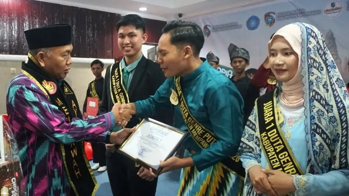 Wabup Juli Suryadi menyerahkan piagam kepada pemenang Duta GenRe 2026