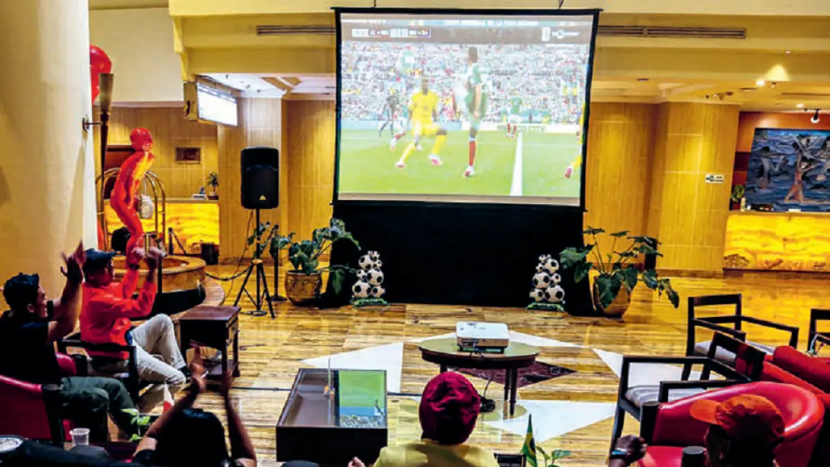Warga menyaksikan pertandingan Piala Dunia 2026. (DOK JAWAPOS)