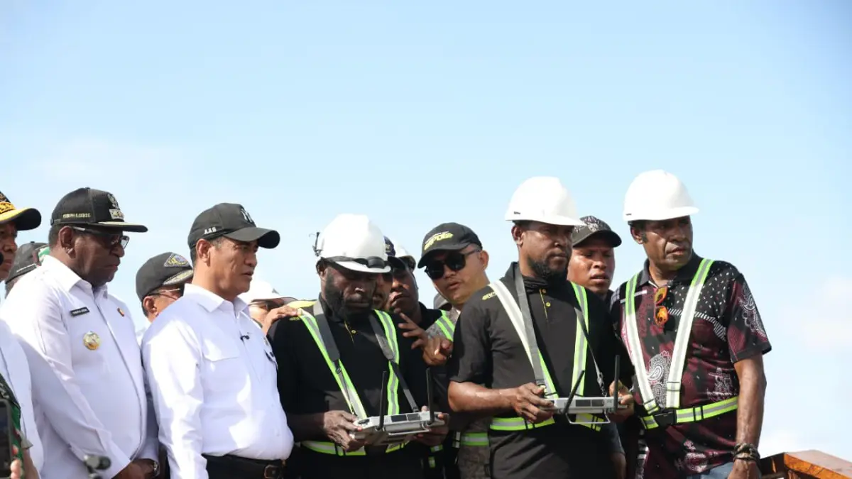 Transformasi nyata di lapangan: Penggunaan drone dan mekanisasi penuh di Merauke berhasil mendongkrak produktivitas hingga 7 ton per hektare dan meningkatkan pendapatan petani hingga 300 persen. Pertanian modern kini menjadi motor penggerak ekonomi baru di tanah Papua.