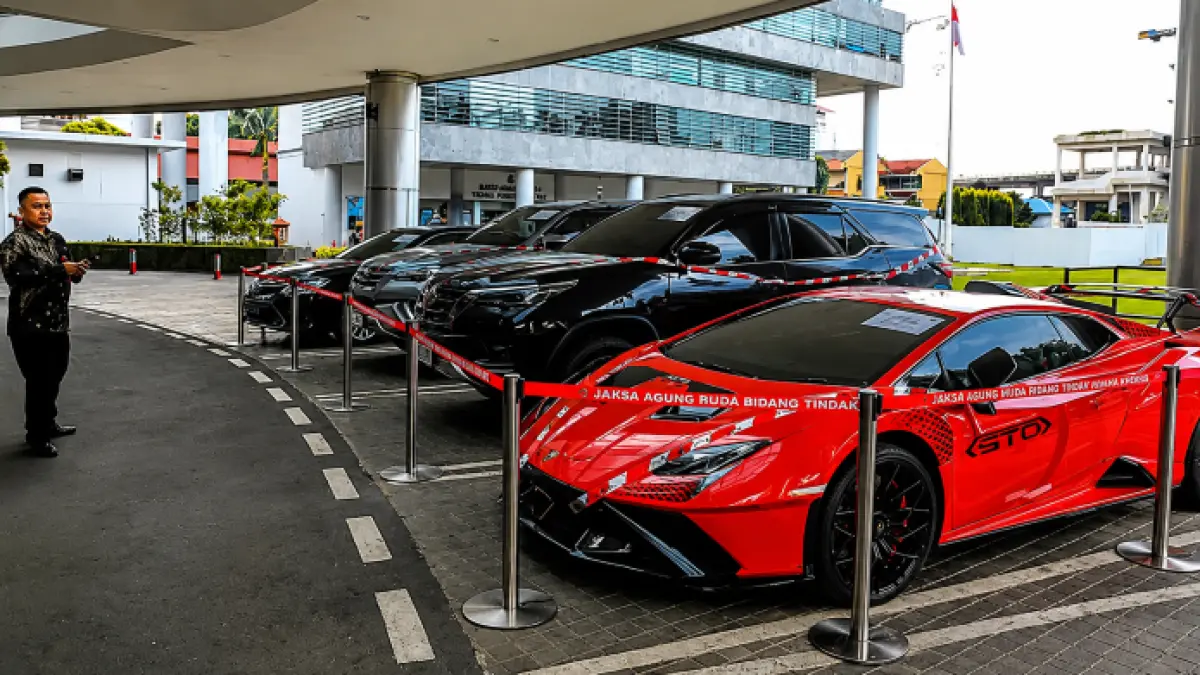 Deretan kendaraan mewah hasil sitaan Kejaksaan Agung yang terdiri dari beberapa mobil dan satu unit supercar Lamborhini dipamerkan di area gedung Jampidsus Kejagung, Jakarta, Kamis (3/7/2026). Kendaraan tersebut merupakan barang bukti dalam kasus dugaan korupsi tata kelola izin usaha pertambangan PT QSS di Kalimantan Barat yang melibatkan tersangka Aseng. /Foto: Asprilla Dwi Adha/ANTARA FOTO