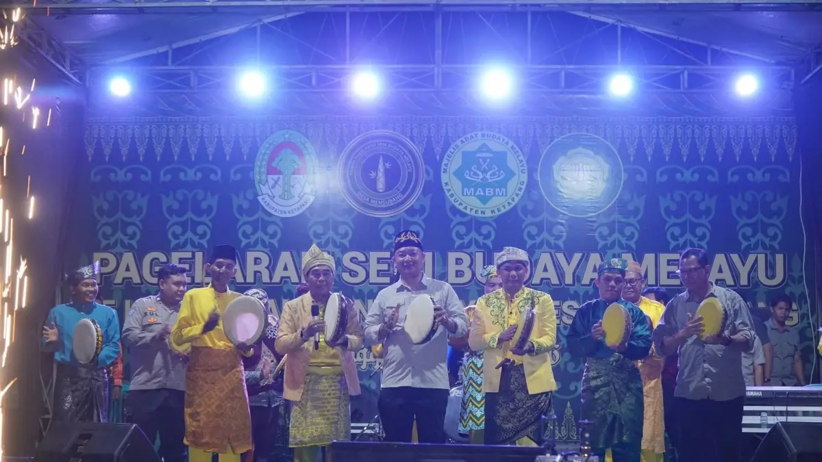 Bupati Ketapang, Alexander Wilyo, membuka PSBM Ketapang 2026 di Mensubang, Nanga Tayap, Rabu (1/7) malam. (ISTIMEWA)