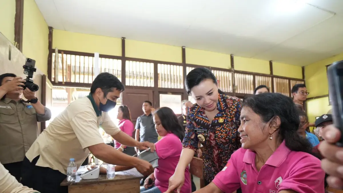 Bupati Landak berbincang bersama warga dalam  Rangkaian BBGRM ke-23 di Desa Tubang Raeng, Kecamatan Jelimpo, Kamis (2/7). (HUMAS PEMKAB LANDAK)