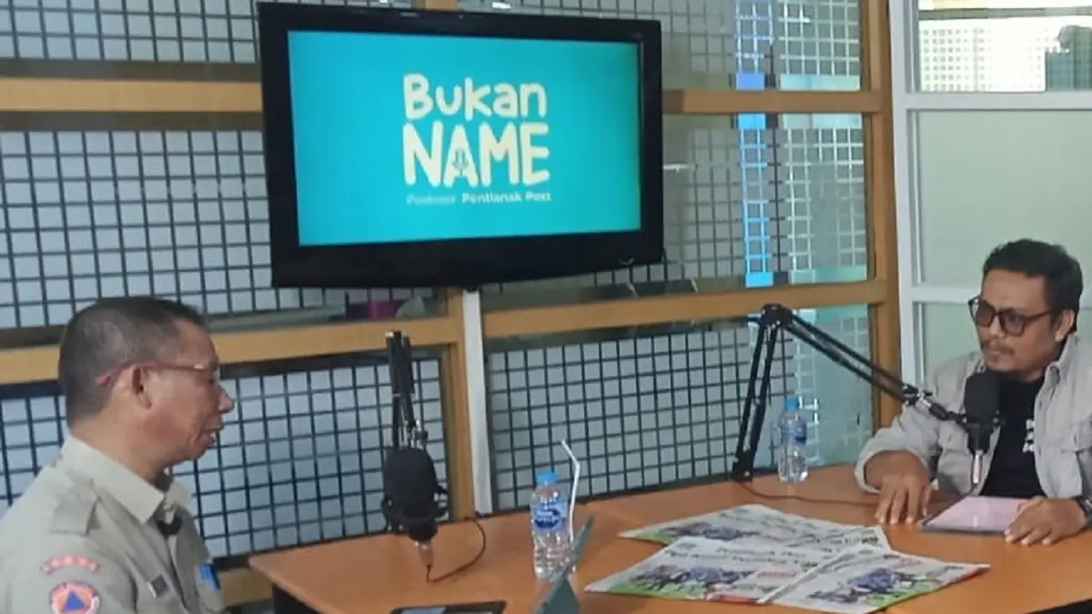 KARHUTLA : Ketua Satgas Informasi Bencana BPBD Kalimantan Barat, Daniel, (kiri) dalam sebuah kesempatan di rumah produksi Podcast Pontianak Post “Bukan Name”.