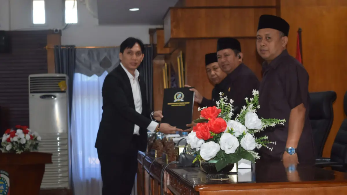 Ketua Fraksi PDIP Perjuangan, M.V. Febrianto menyerahkan pandangan umum Fraksi PDIP kepada pimpinan sidang.