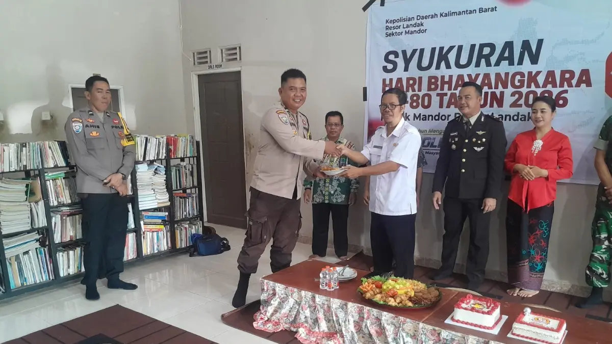Polsek Mandor menggelar perayaan Hari Bhayangkara ke-80 bersama anak-anak di Panti Asuhan Yara Airo, Rabu (1/7). (ISTIMEWA)