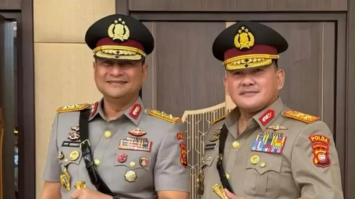 Potret kebersamaan Irjen Pol. Dr. Pipit Rismanto (kiri) bersama Kapolda Kalbar yang baru dilantik, Irjen Pol. Alberd Teddy Benhard Sianipar (kanan), saat prosesi sertijab di Mabes Polri.